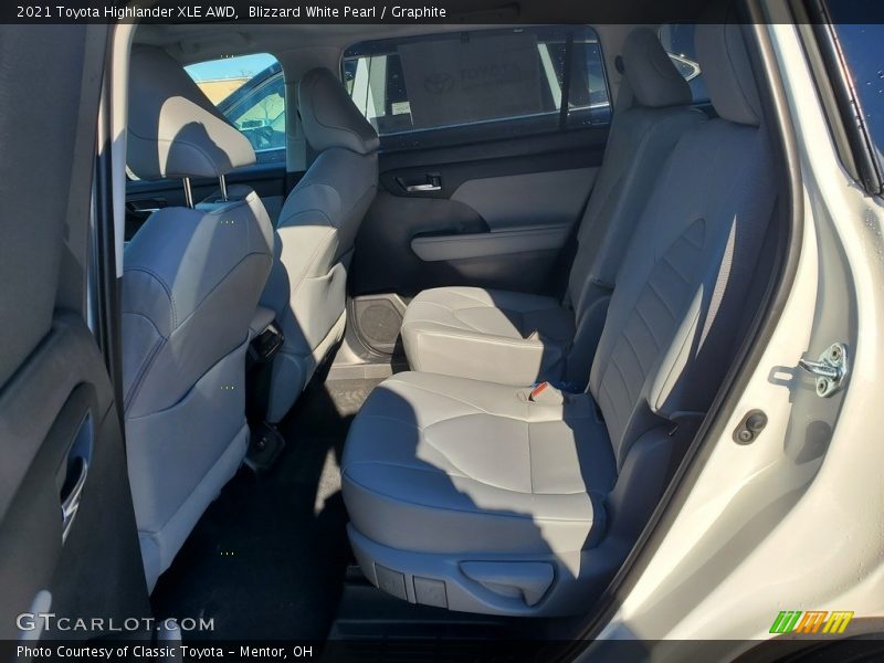 Blizzard White Pearl / Graphite 2021 Toyota Highlander XLE AWD