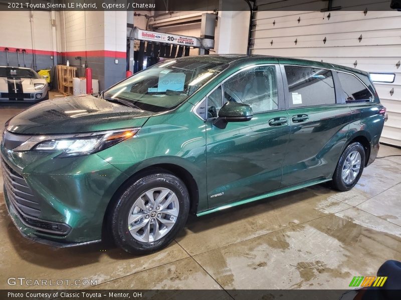 Front 3/4 View of 2021 Sienna LE Hybrid