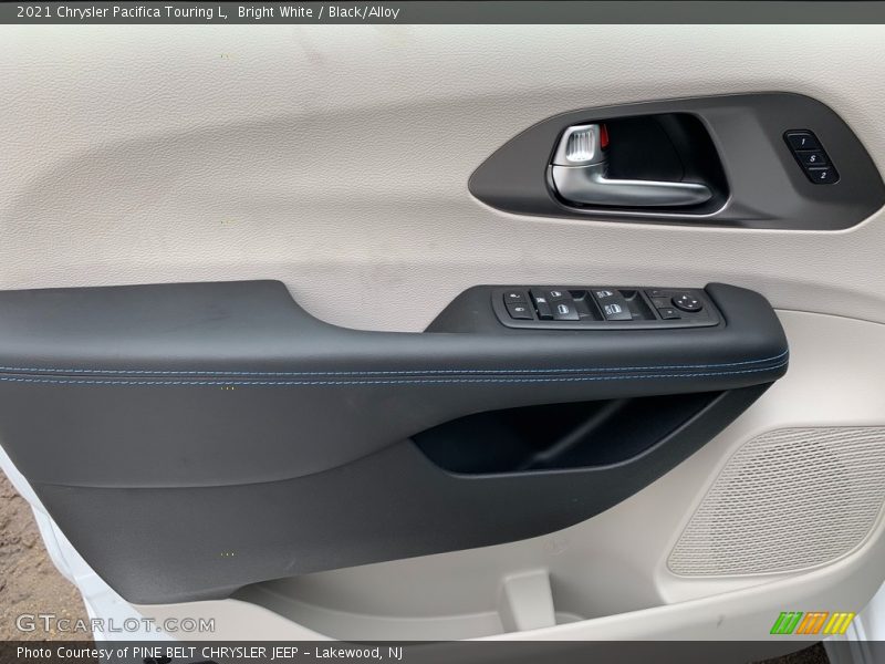Bright White / Black/Alloy 2021 Chrysler Pacifica Touring L