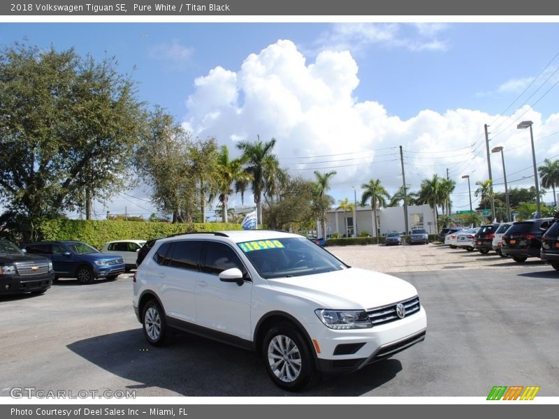 Pure White / Titan Black 2018 Volkswagen Tiguan SE