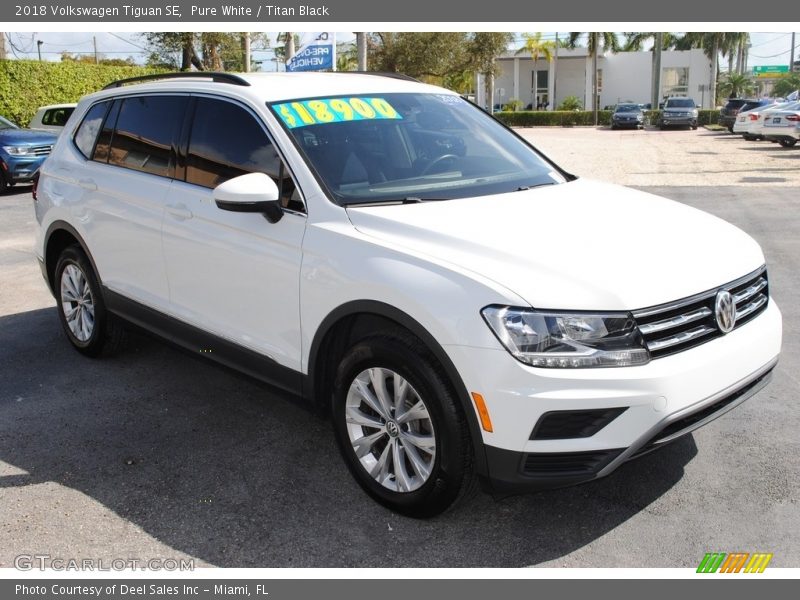 Pure White / Titan Black 2018 Volkswagen Tiguan SE