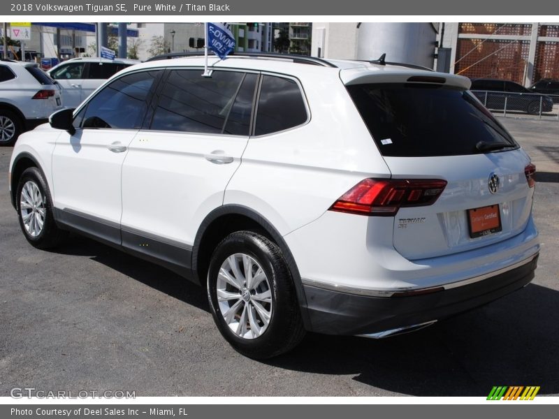 Pure White / Titan Black 2018 Volkswagen Tiguan SE