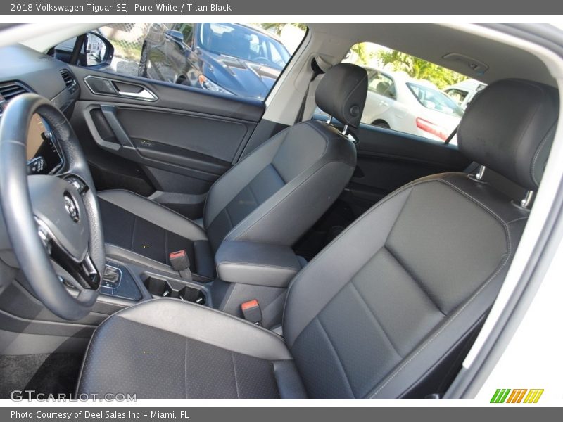 Pure White / Titan Black 2018 Volkswagen Tiguan SE