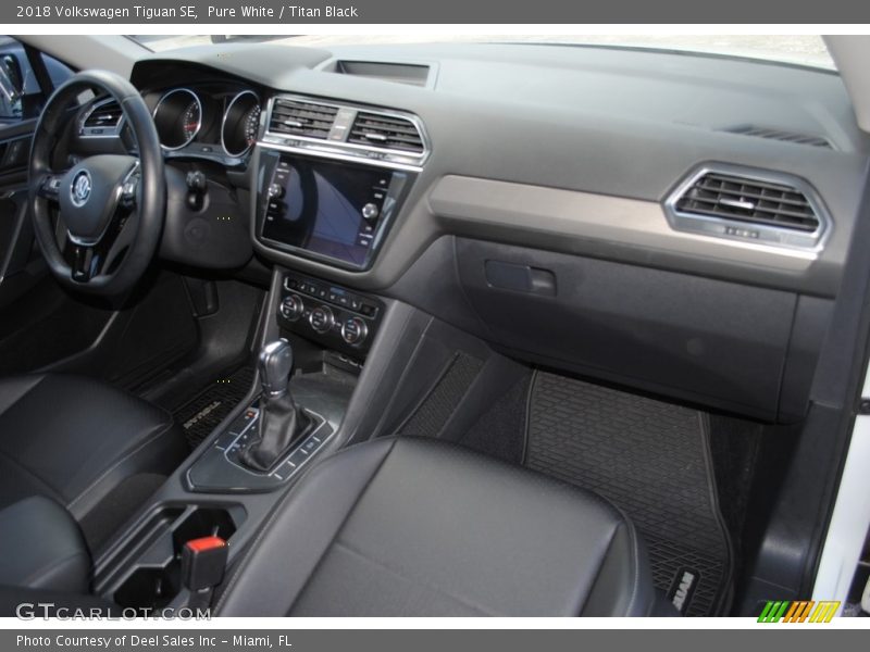 Pure White / Titan Black 2018 Volkswagen Tiguan SE