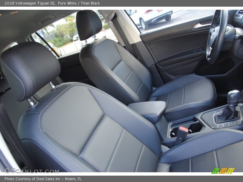 Pure White / Titan Black 2018 Volkswagen Tiguan SE