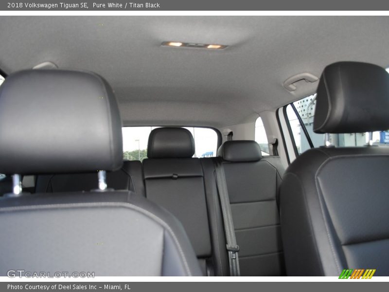 Pure White / Titan Black 2018 Volkswagen Tiguan SE