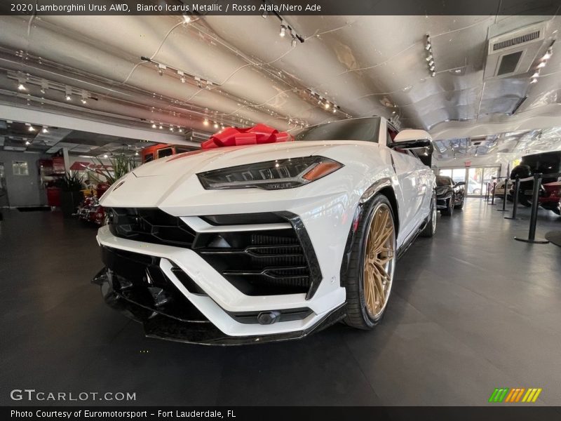 Bianco Icarus Metallic / Rosso Alala/Nero Ade 2020 Lamborghini Urus AWD