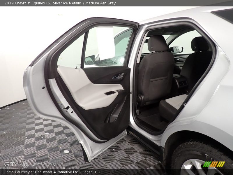 Silver Ice Metallic / Medium Ash Gray 2019 Chevrolet Equinox LS