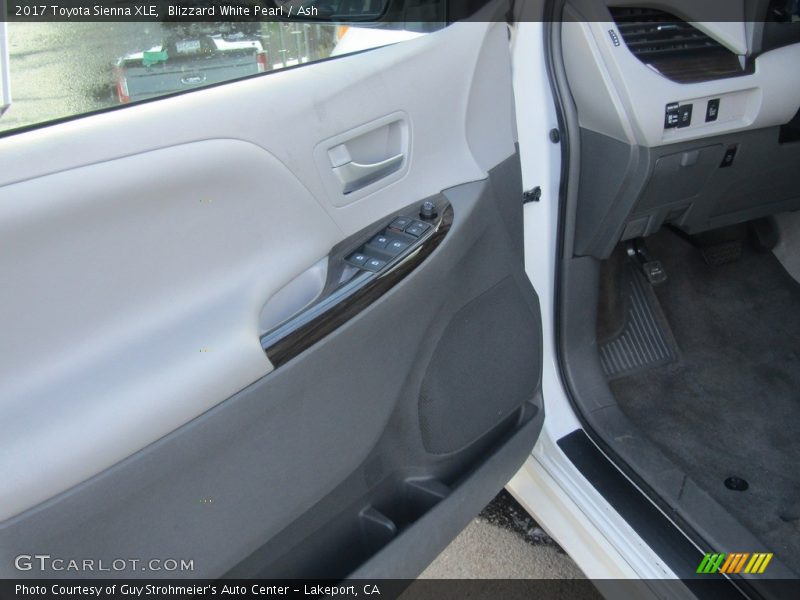 Blizzard White Pearl / Ash 2017 Toyota Sienna XLE