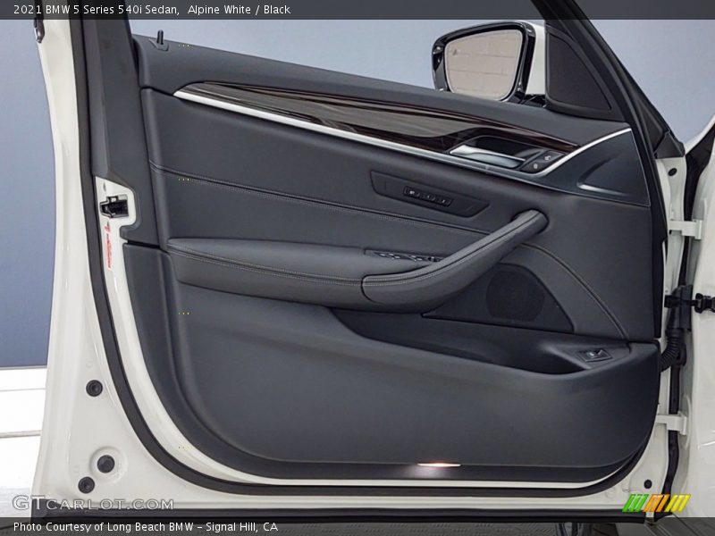 Alpine White / Black 2021 BMW 5 Series 540i Sedan