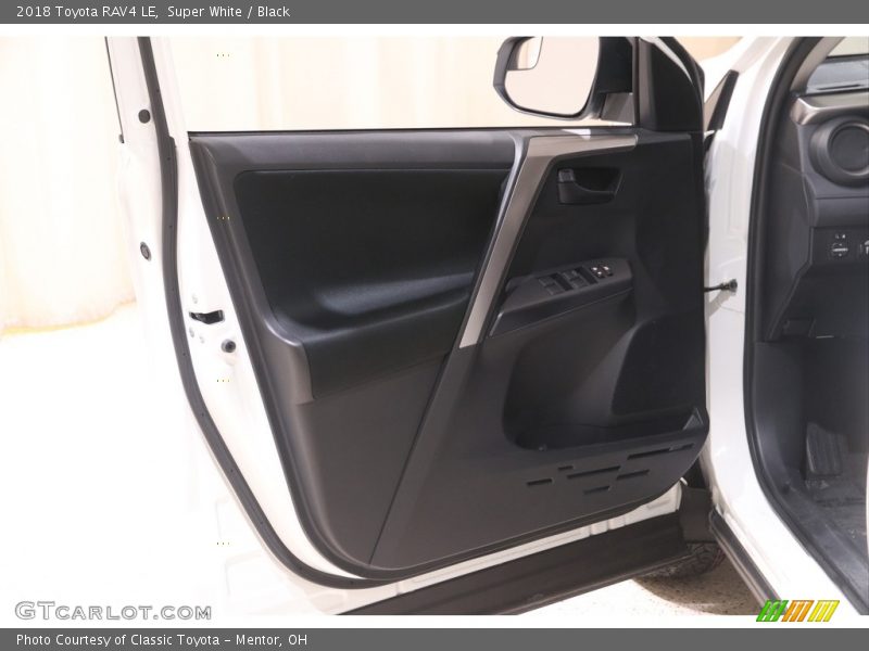 Super White / Black 2018 Toyota RAV4 LE