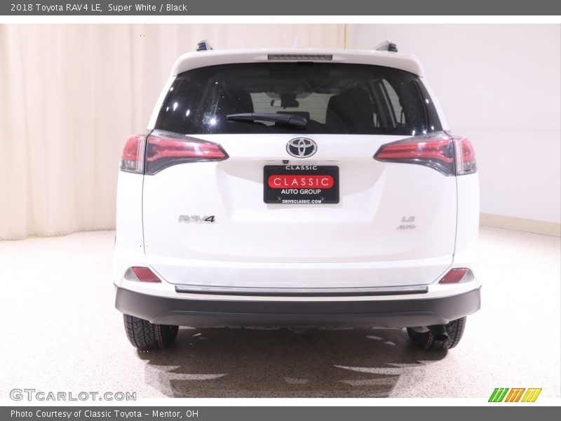 Super White / Black 2018 Toyota RAV4 LE