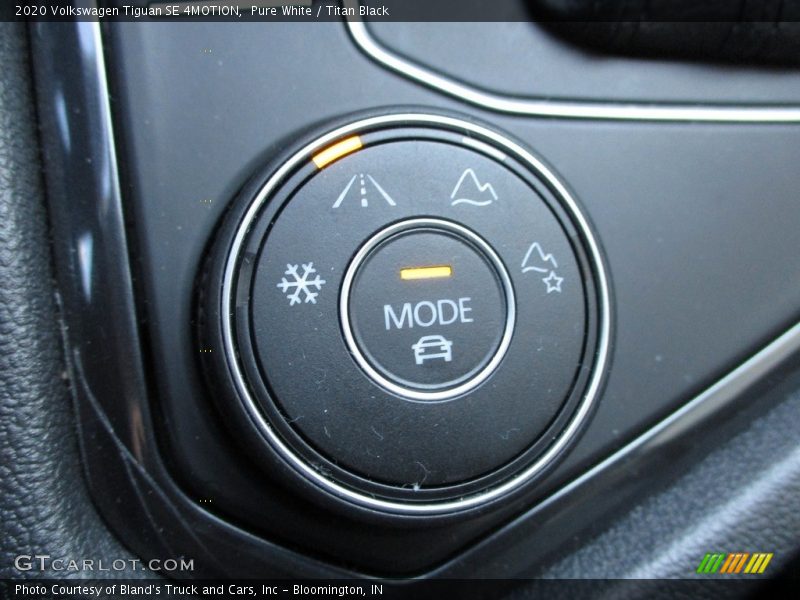 Pure White / Titan Black 2020 Volkswagen Tiguan SE 4MOTION
