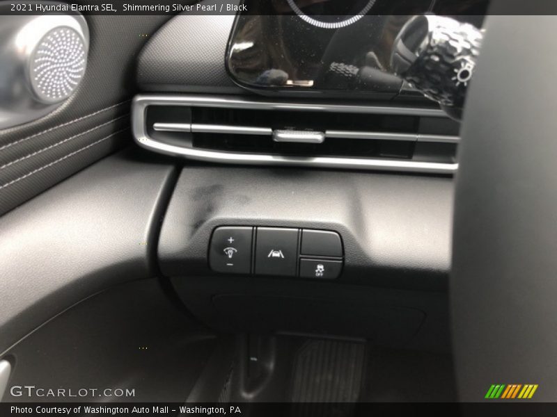 Shimmering Silver Pearl / Black 2021 Hyundai Elantra SEL