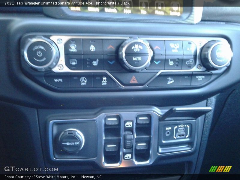 Bright White / Black 2021 Jeep Wrangler Unlimited Sahara Altitude 4x4