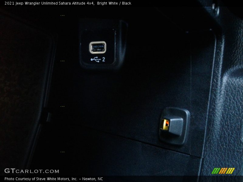 Bright White / Black 2021 Jeep Wrangler Unlimited Sahara Altitude 4x4