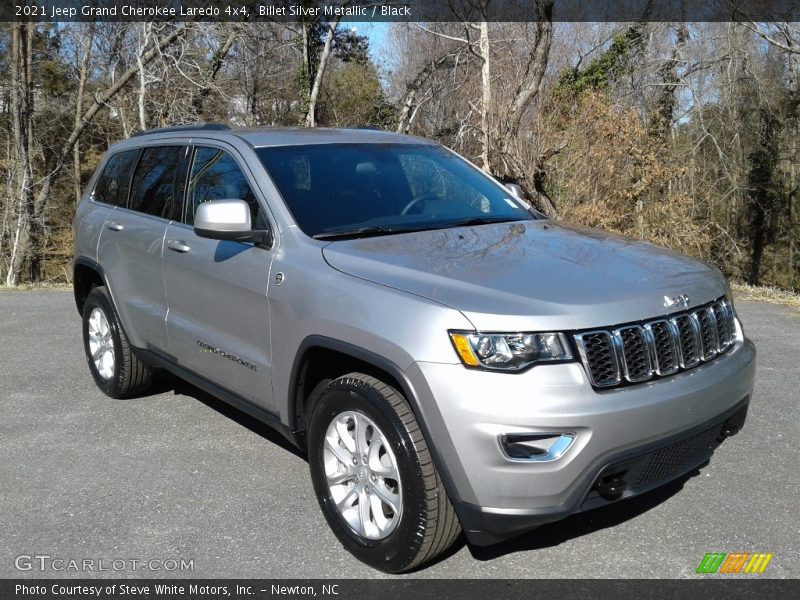 Front 3/4 View of 2021 Grand Cherokee Laredo 4x4