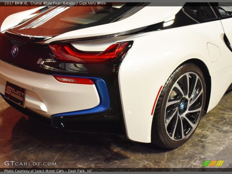 Crystal White Pearl Metallic / Giga Ivory White 2017 BMW i8