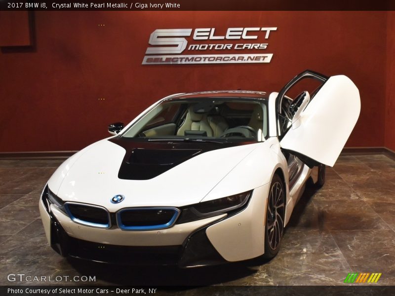 Crystal White Pearl Metallic / Giga Ivory White 2017 BMW i8