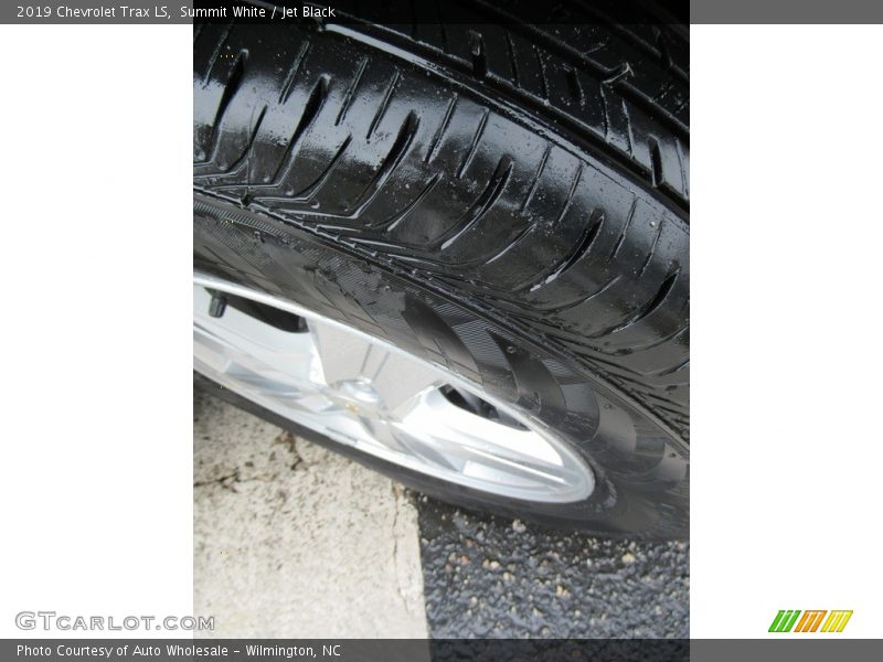Summit White / Jet Black 2019 Chevrolet Trax LS