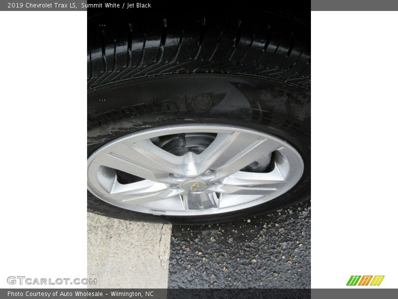 Summit White / Jet Black 2019 Chevrolet Trax LS