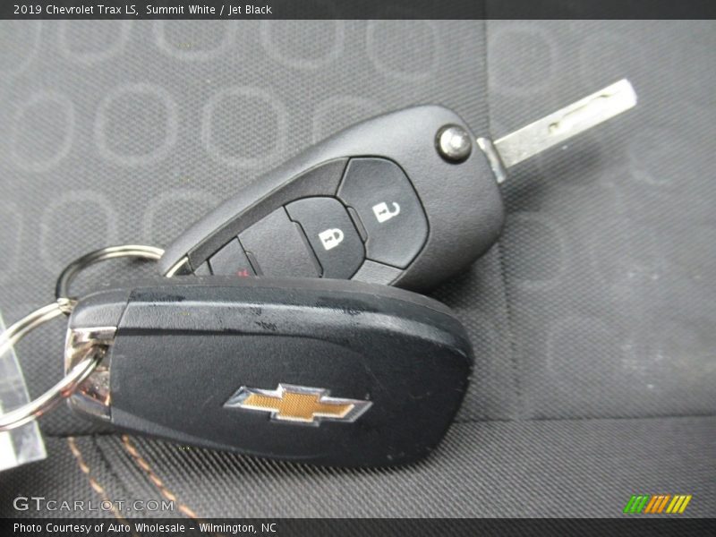 Summit White / Jet Black 2019 Chevrolet Trax LS