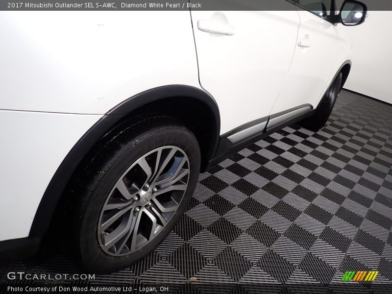 Diamond White Pearl / Black 2017 Mitsubishi Outlander SEL S-AWC