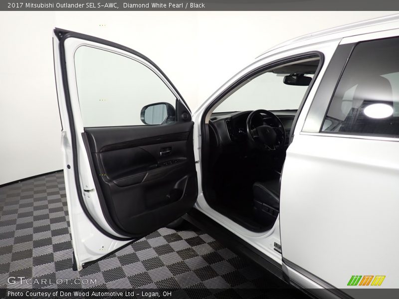 Diamond White Pearl / Black 2017 Mitsubishi Outlander SEL S-AWC