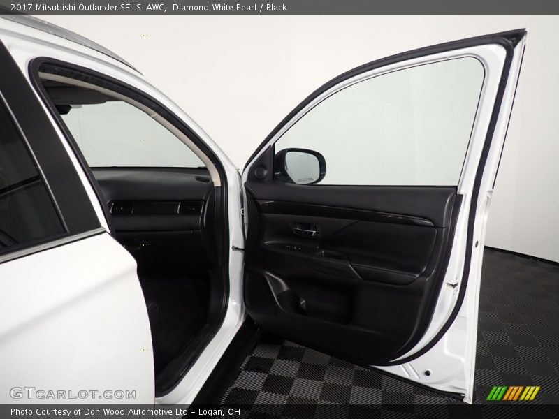 Diamond White Pearl / Black 2017 Mitsubishi Outlander SEL S-AWC
