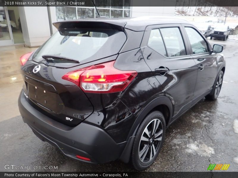 Super Black / Charcoal 2018 Nissan Kicks SV