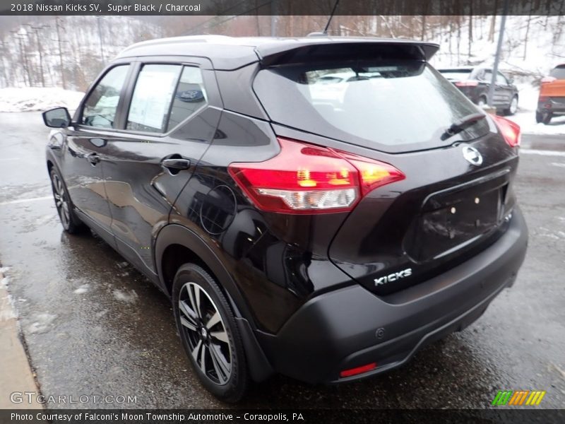 Super Black / Charcoal 2018 Nissan Kicks SV