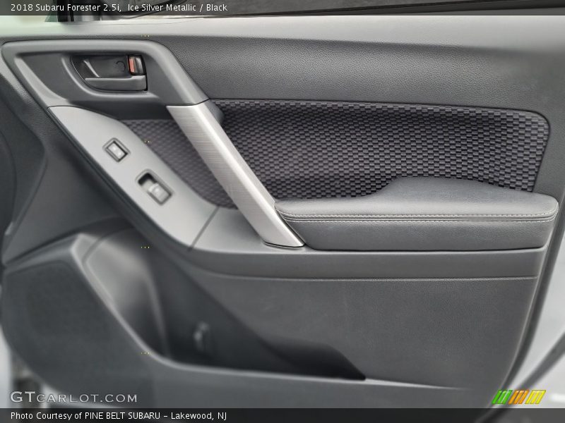 Ice Silver Metallic / Black 2018 Subaru Forester 2.5i