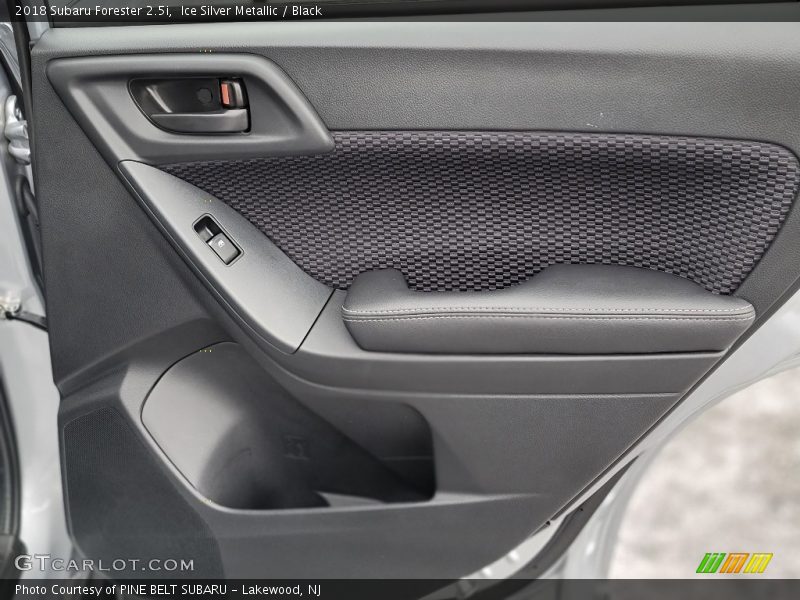 Ice Silver Metallic / Black 2018 Subaru Forester 2.5i