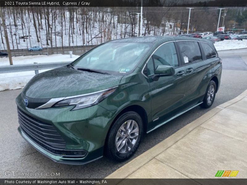 Front 3/4 View of 2021 Sienna LE Hybrid