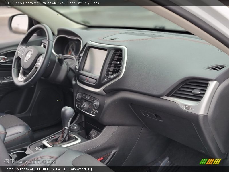 Bright White / Black 2017 Jeep Cherokee Trailhawk 4x4