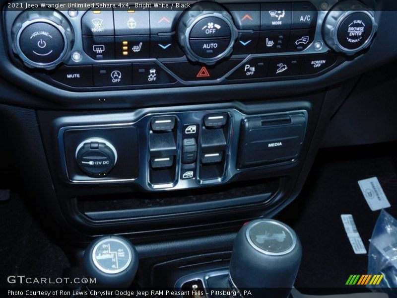 Bright White / Black 2021 Jeep Wrangler Unlimited Sahara 4x4