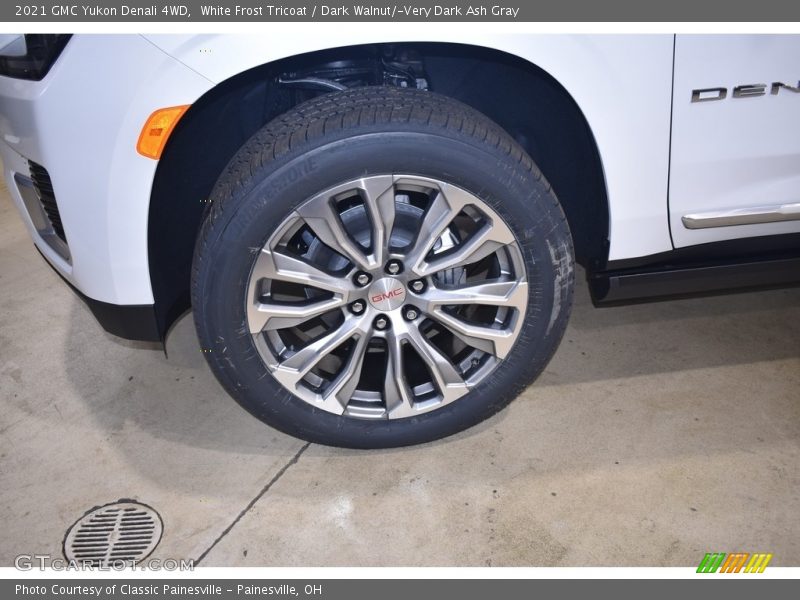 White Frost Tricoat / Dark Walnut/­Very Dark Ash Gray 2021 GMC Yukon Denali 4WD