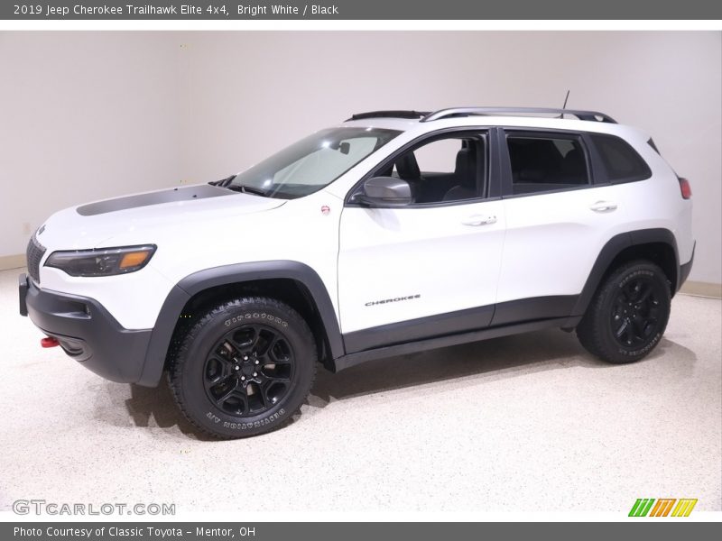 Front 3/4 View of 2019 Cherokee Trailhawk Elite 4x4