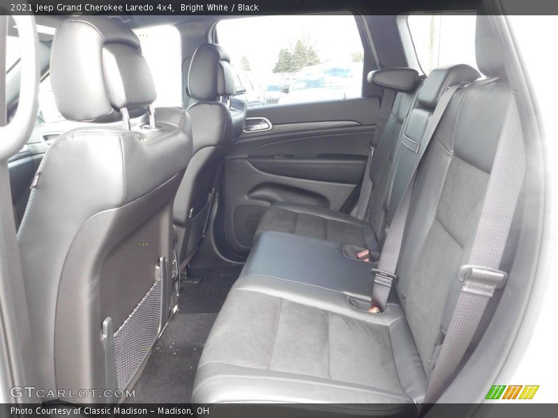 Bright White / Black 2021 Jeep Grand Cherokee Laredo 4x4