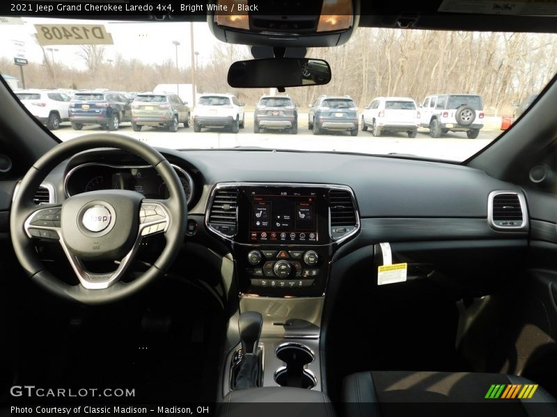Bright White / Black 2021 Jeep Grand Cherokee Laredo 4x4