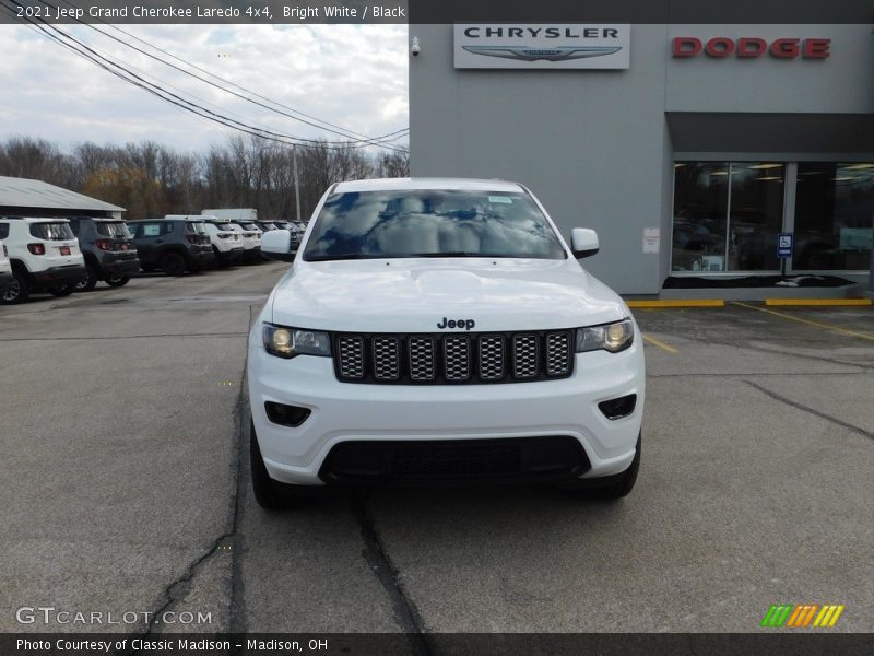 Bright White / Black 2021 Jeep Grand Cherokee Laredo 4x4