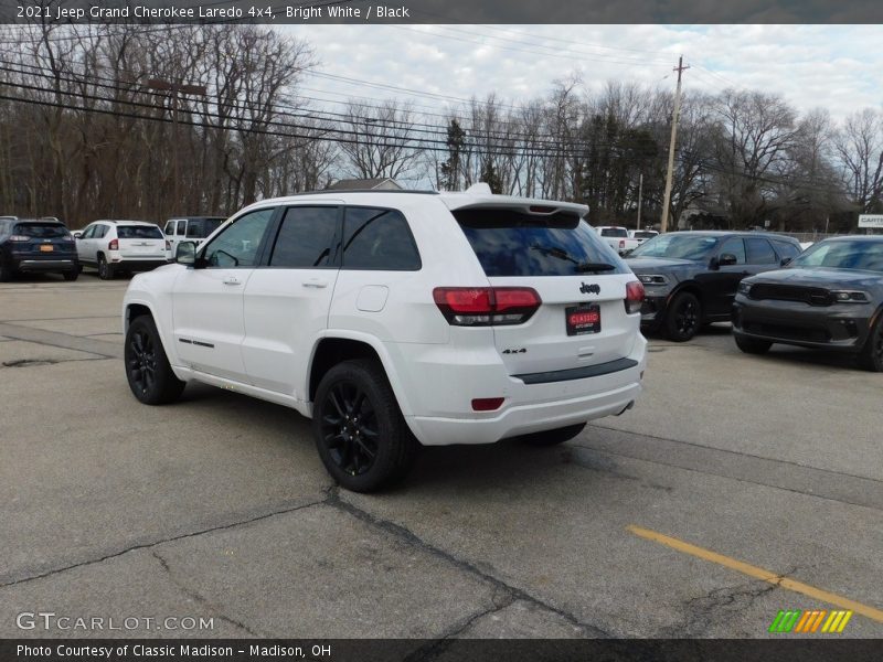 Bright White / Black 2021 Jeep Grand Cherokee Laredo 4x4