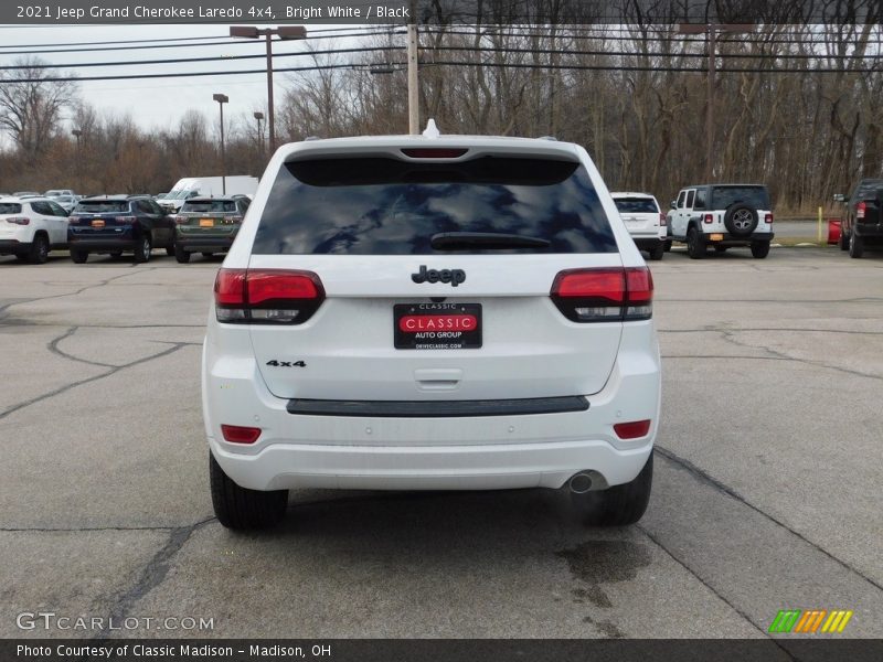 Bright White / Black 2021 Jeep Grand Cherokee Laredo 4x4