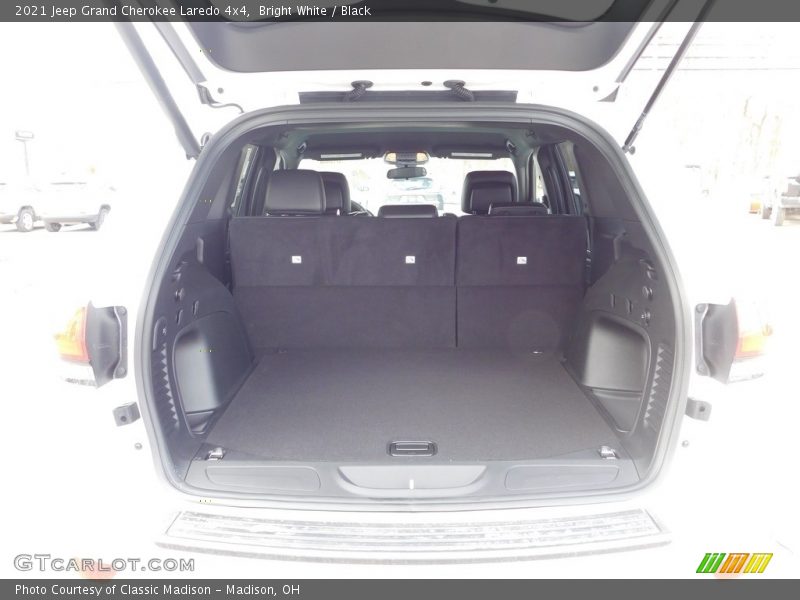 Bright White / Black 2021 Jeep Grand Cherokee Laredo 4x4