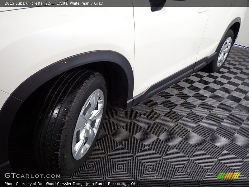 Crystal White Pearl / Gray 2019 Subaru Forester 2.5i