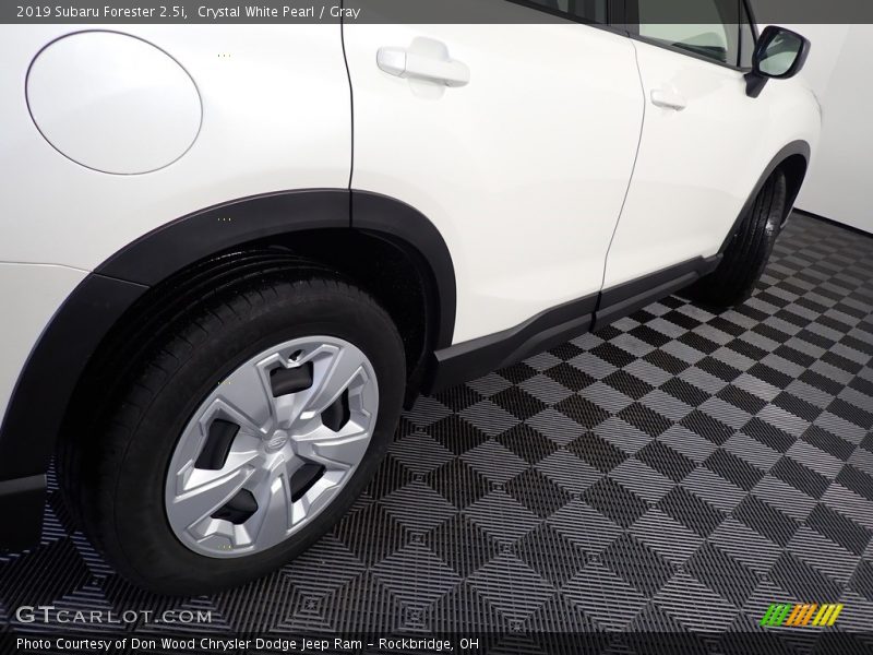Crystal White Pearl / Gray 2019 Subaru Forester 2.5i