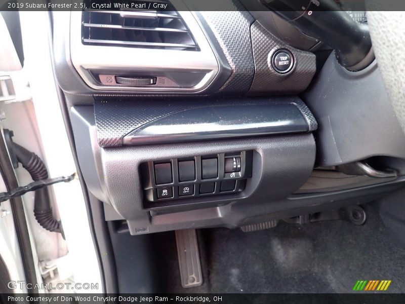 Crystal White Pearl / Gray 2019 Subaru Forester 2.5i