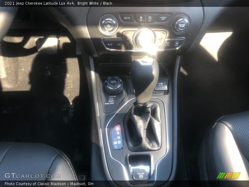 Bright White / Black 2021 Jeep Cherokee Latitude Lux 4x4