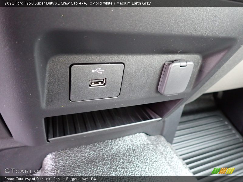 Oxford White / Medium Earth Gray 2021 Ford F250 Super Duty XL Crew Cab 4x4