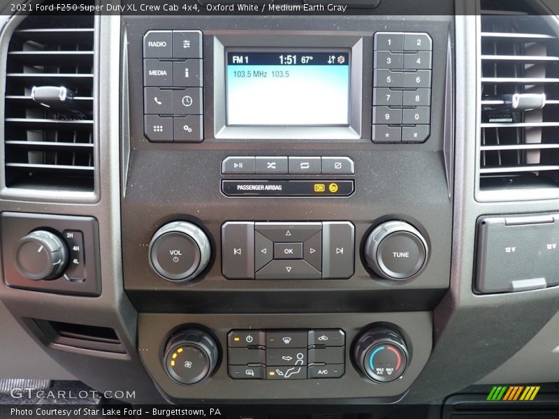 Oxford White / Medium Earth Gray 2021 Ford F250 Super Duty XL Crew Cab 4x4